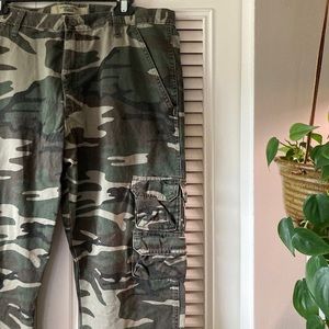 Wranglers camo cargo pants